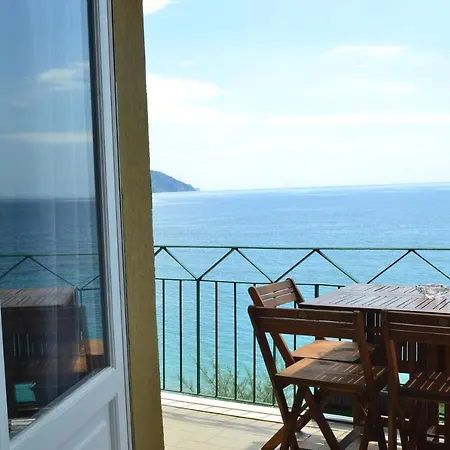 Tramonto Sul Mare Apartment *